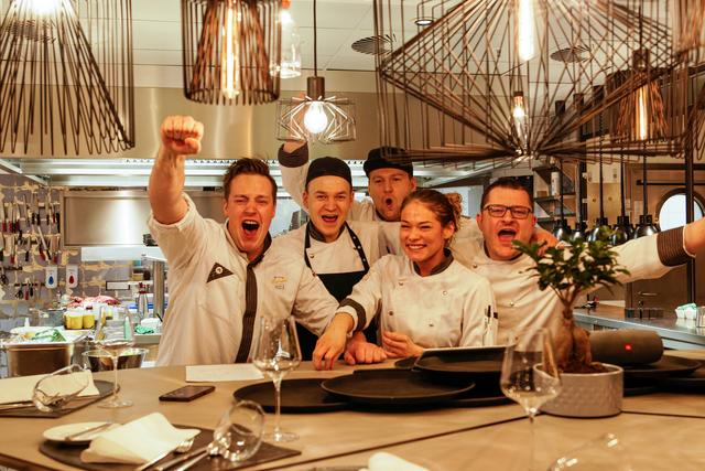Sterneküche im Supermarkt? Warum nicht! Das finden auch die Inspektoren des renommierten Restaurantführers „Guide MICHELIN“ und würdigen das besondere Gastro-Konzept von Zurheide Feine Kost aus Düsseldorf: Heute, Dienstag, kurz nach 11 Uhr vergaben sie innerhalb einer Livestream-Sterneverleihung einen MICHELIN Stern an Küchenchef Anton Pahl und sein Team.
