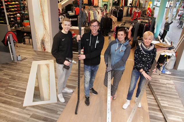 Das Team von Sport Duwe packt an: Ware und Einrichtung müssen in den hinteren Teil des Ladenlokals geräumt werden, der neue Eingang kommt an die Bäckerstraße.