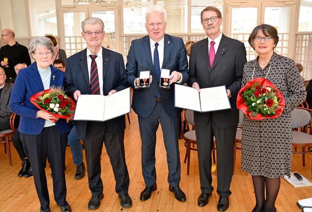 Mit Bruno Schreurs (2.v.l.) freute sich auch seine Ehefrau (l.). Mit im Bild: OB Ullrich Sierau mit den Auszeichnungen sowie Dr. Bernd Kemper (2.v.r.), dem der OB die Bundesverdienstmedaille überreichte, gemeinsam mit seiner Gattin.