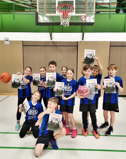 Die stolzen Schüler der Weseler Grundschule am Buttendick: Sie haben sich den Titel "Champion im Basketball" verdient.