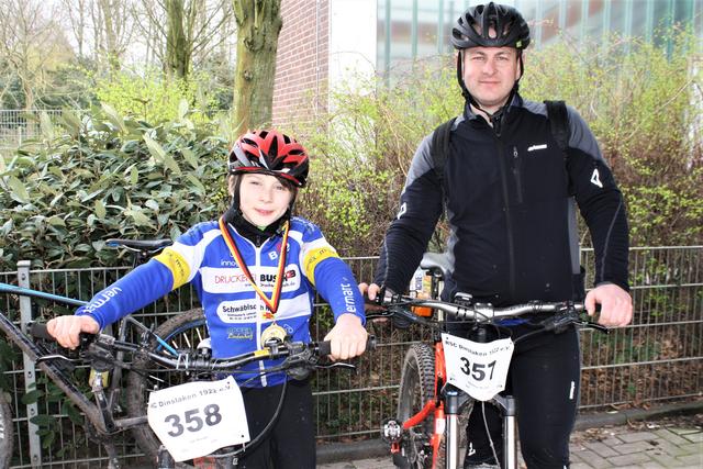 Vater Sebastian Riedel und Sohn Jan strampelten gemeinsam die Tour ab | Foto: Heinz Haas