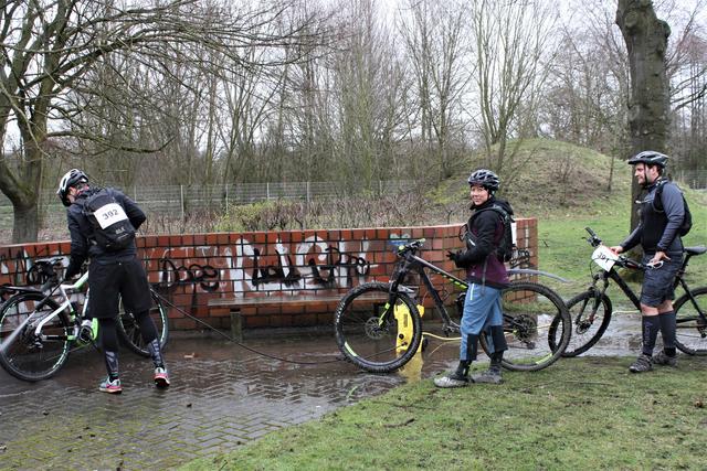 Und nach der Tour wurden die Räder natürlich vom Schlamm und Matsch befreit | Foto: Heinz Haas