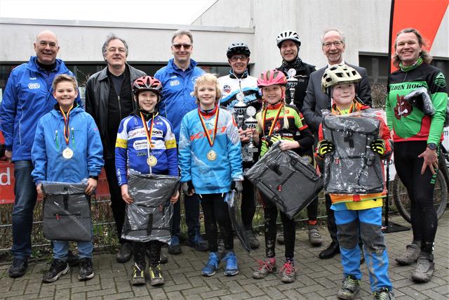 Siegerehrung v. li. (hintere Reihe): Thilo Müller, Fachwart RTF; Peter Lange 1. Vorsitzender Stadtsportverband Dinslaken; Dirk Kottenhahn, 1. Vorsitzender; Reinhard Hoffacker, Niederrheinische Sparkasse Rhein Lippe (Nispa) mit den Vertretern der Siegermannschaften und den Jüngsten Teilnehmern | Foto: Heinz Haas