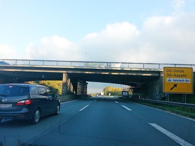 Die alte Buddenacker-Brücke über die B1 ist mittlerweile abgerissen, der Neubau dahinter wird nun endgültig an die Straße Buddenacker, eine wichtige Verbindung zwischen den Stadtbezirken Brackel und Aplerbeck, angebunden.