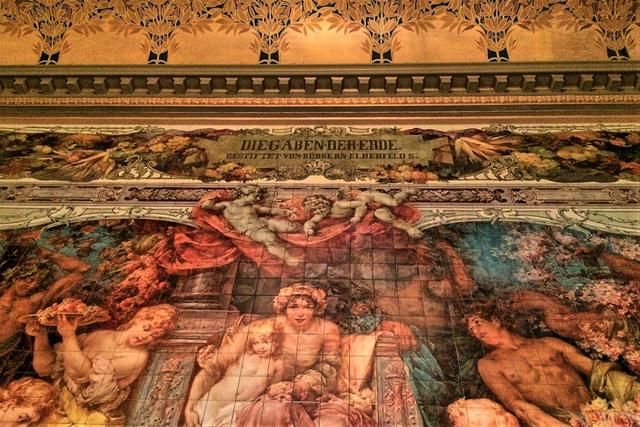 In den Nebensälen gibt es zwei monumentale Majolika-Wandbilder: "Die Gaben der Erde" und "Die Gaben des Meeres".