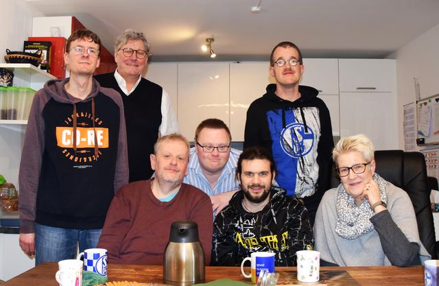 (V.l.o.n.r.u.) Oliver Jünnemann, Thilo Wichmann, Christian Pennekamp, Anne Stock, Stephan Anhut, Sven Niederhäuser und Jürgen Urban in der Männer-WG in Haltern.