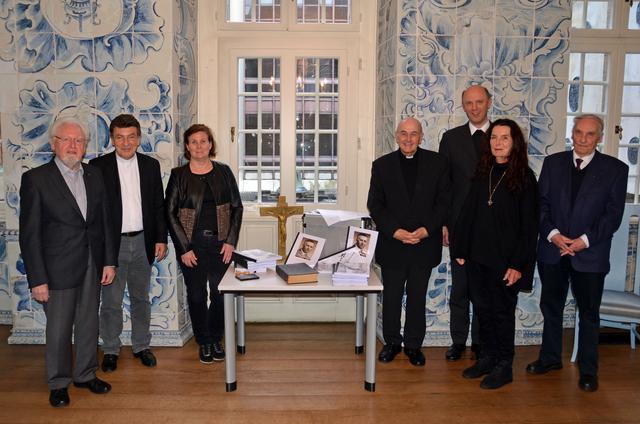 Freuen sich über den Abschluss des Seligsprechungsverfahrens auf Diözesanebene: (von links) Dr. Hugo Goeke, Pater Alfred Bell, Simone Post, Bischof Dr. Felix Genn, Dompropst Kurt Schulte, Dr. Maria Anna Zumholz und Professor Dr. Joachim Kuropka.