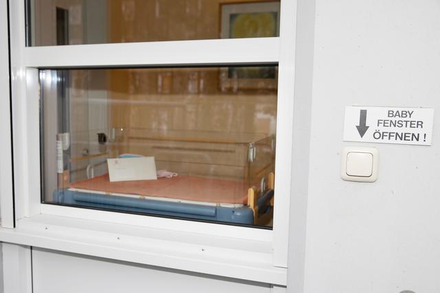 Das Babyfenster befindet sich seit 2002 an der Knappschaftsstraße in Ückendorf am dortigen Kinderhaus der Caritas.