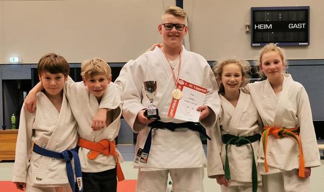 Auch die Kämpfer*innen der U 15 und U 18 waren erfolgreich; obendrein gab es einen Pokal für den vierten Rang in der Teamwertung.