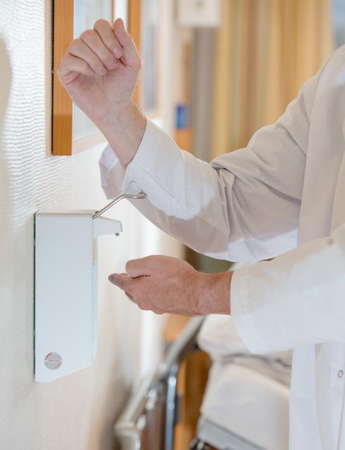Nur noch klinisches Personal darf unter strengen Hygienevorschriften Kontakt zu Patienten haben. Es herrscht Besuchsverbot.