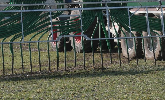 Die Landwirte nutzen das trockene Wetter, um die Düngung der Wiesen und Felder mit Gülle vorzunehmen.
