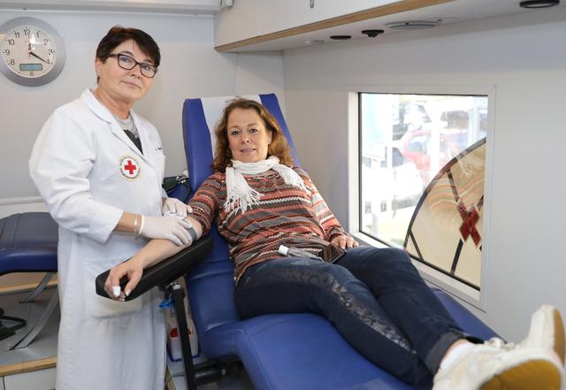 Annette Daus mit Dr. Ewa Bartocha bei der mobilen Blutspende vor dem Ennepetaler Rathaus.