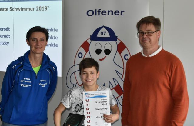 Nachwuchsschwimmer Eddy Maletzky wurde überraschend bester Schwimmer des OSC im Jahr 2019. Hier erhielt er die Glückwünsche vom OSC-Vorsitzenden Jost Mumm und seiner Stellvertreterin Emmanuelle Hof.