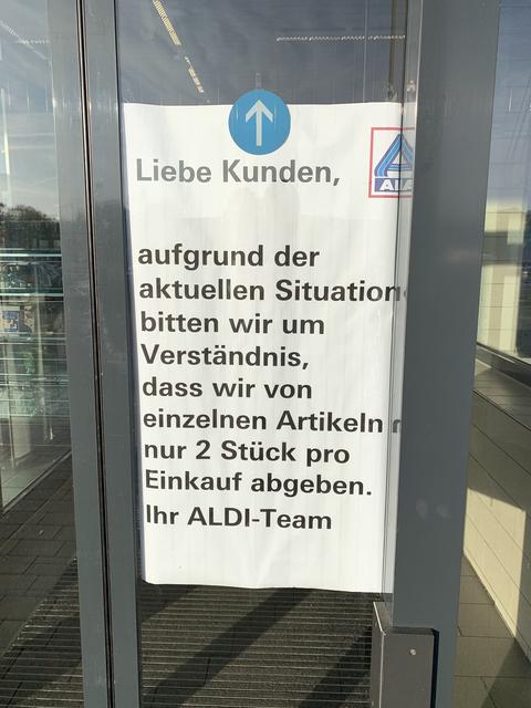 Mittlerweile haben einige Supermarkt-Ketten Vorkehrungen gegen das „Hamstern“ getroffen. Foto: Anja Jungvogel