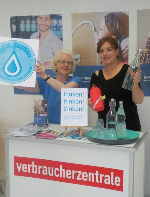 Im letzten August ist die Beratungsstelle Refill-Station er nannt worden, das heisst: hier kann jeder problemlos seine Trinkflasche mit Wasser auffüllen lassen.
Das Angebot kann im Moment nicht aufrechterhalten werden, die Beratungsstelle ist im Moment für Publikumsverkehr geschlossen. (im Bild: Leiterin Elvira Roth (rechts) und Umweltberaterin Jutta Eickelpasch)