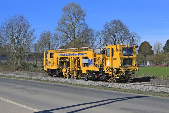 Die Stopfmaschine ist zum Verdichten des Schotters im Oberbau unter den Schwellen im Einsatz.