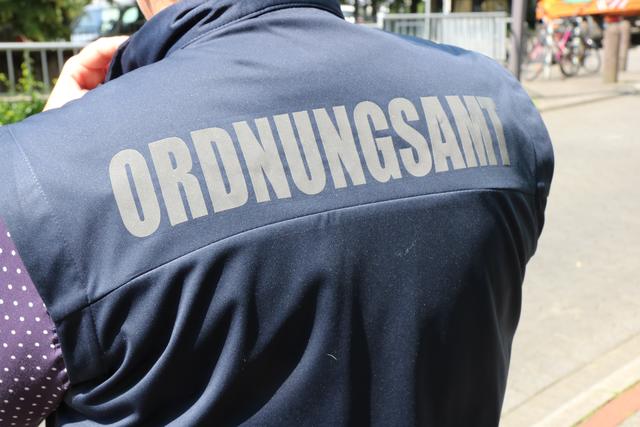 Die Mitarbeiter der Stadt Menden sind an diesen Westen gut zu erkennen.