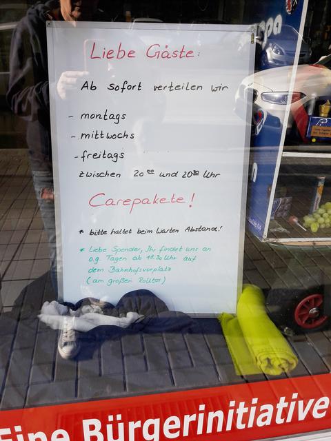 Dieser Hinweis auf die Ausgabe der Carepakete befindet sich an der Weberstraße 17 und dem dortigen Ladenlokal von Warm durch die Nacht. Foto: WDDN