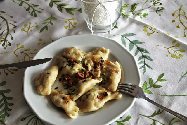 Pierogi in unendlich vielen Varianten sind eine typische polnische Delikatesse. Dazu passt ein dunkles Bier.
