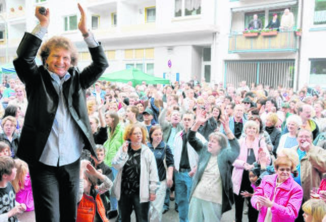 Vorbei - auf der ganzen Welt - fantastische Feste - wie hier vor Jahren mit Sonnyboy Danny Bach in Essen-Frohnhausen beim Tanz in den Mai