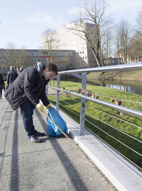 Voller Tatendrang sammelten die Helfer den Unrat hinter dem Rathaus ein.