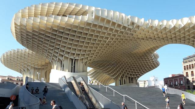 Das Metropol Parasol ist ein architektonisches Highlight. Auf dem Gelände der alten Markthalle wurde 2010 dieses Meisterwerk erbaut. Mit einem Fahrstuhl kann man hier rauf fahren. Von der Aussichtsplattform hat man einen ähnlich spektakulären Blick über die Dächer der andalusischen Hauptstadt, wie vom Giralda der Kathedrale.