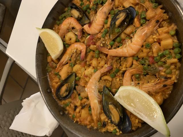 Hmm....lecker. Paella, eine Reispfanne mit Meeresfrüchten, Erbsen und Hühnchen, gehört zu meinen absoluten Lieblingsgerichten.