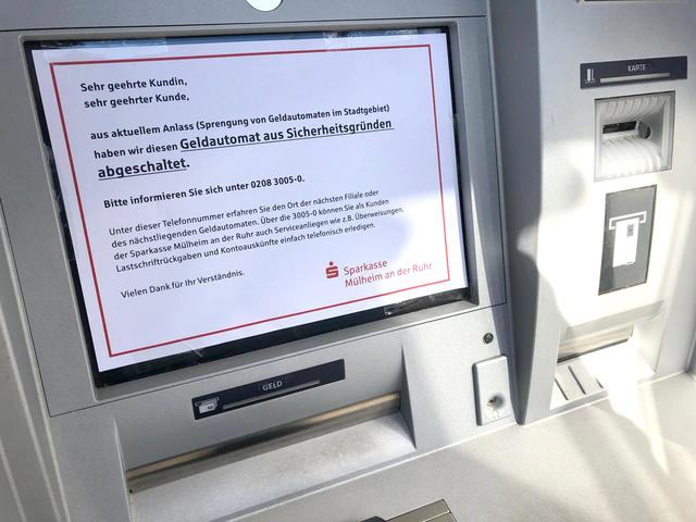 Diesen Hinweis gibt es nun an den freistehenden Geldautomaten - sie sind außer Betrieb.