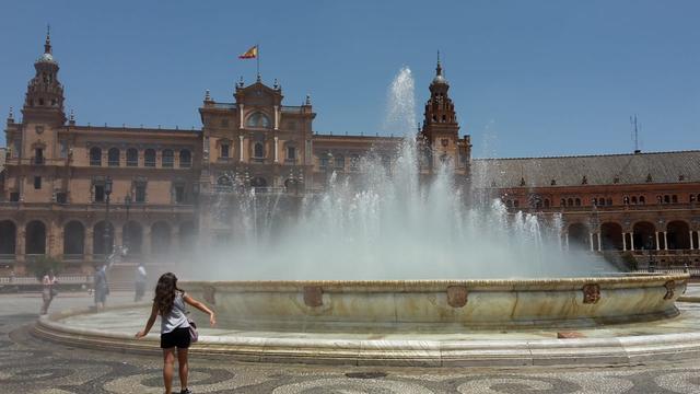 In der Mitte des Plaza España können sich Besucher im Sprühregen des Brunnens abkühlen. Diese Abkühlung brauchte ich bei meinem Beusch auch. Ich bin bei sage und schreib 48 Grad durch die Straßen Sevillas geschlendert - definitiv nichts für schwache Nerven.