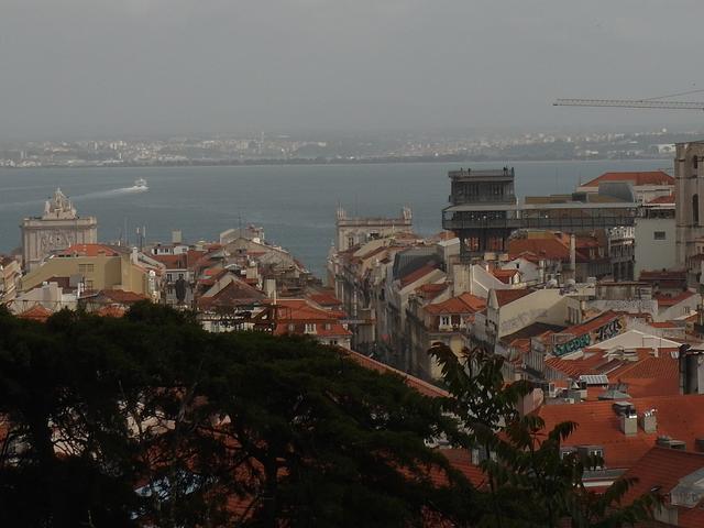 Über den Dächern von Lissabon mit Blick auf den Tejo.