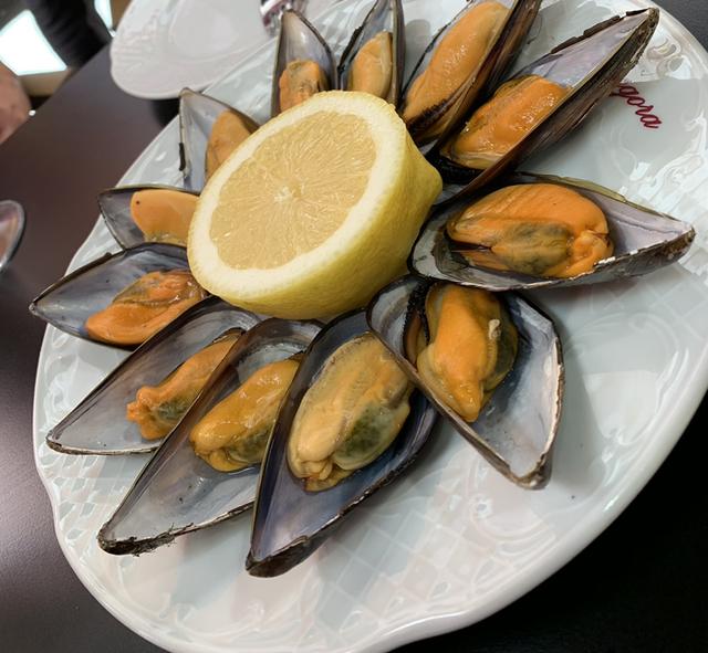 Bekommt man in Sevilla an jeder Ecke als Tapas, einem kleinen Snack für zwischendurch: Miesmuscheln mit einer Zitrone. Köstlich!