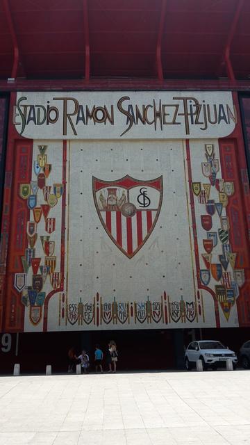 Ein Besuch des Estadio Ramón Sánchez Pizjuán lohnt sich auch für alle, die sich nicht für Fußball interessiern. Die Mosaike an der Fassade sind echt beeindruckend.