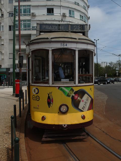 Die berühmte Tram-Linie 28 in Lissabon.