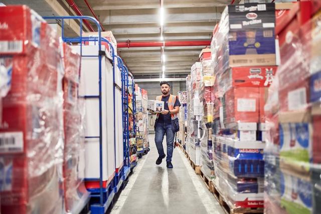 Die großen Handelsketten haben ihre Lagerkapazitäten aufgestockt, um die Lieferketten weiterhin stabil zu halten.
Foto: EDEKA