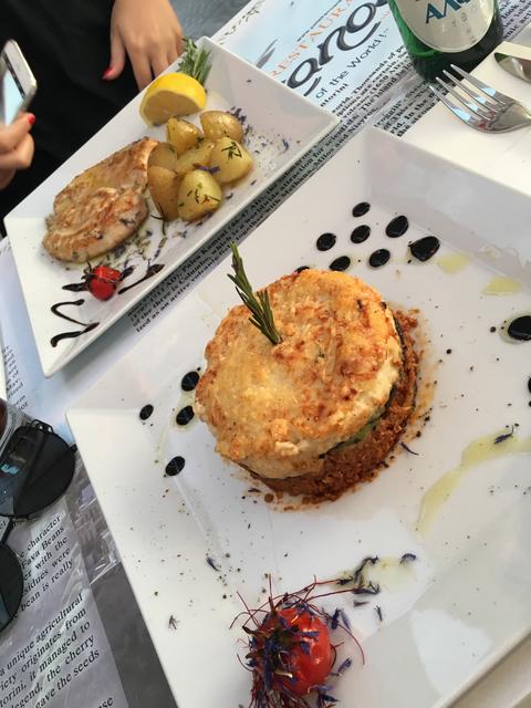 Moussaka in einem Restaurant in Oía auf Santorini.