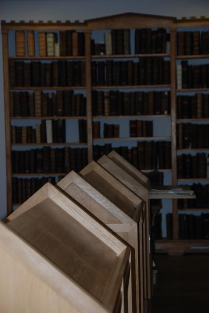 Auf entsprechende Holzvorrichtungen können die wertvollen Bücher der Xantener Stiftsbibliothek aufgeschlagen werden.