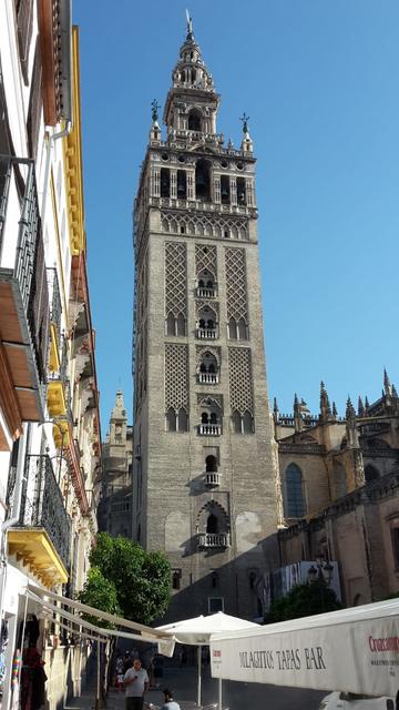 Die Giralda bei Tag.