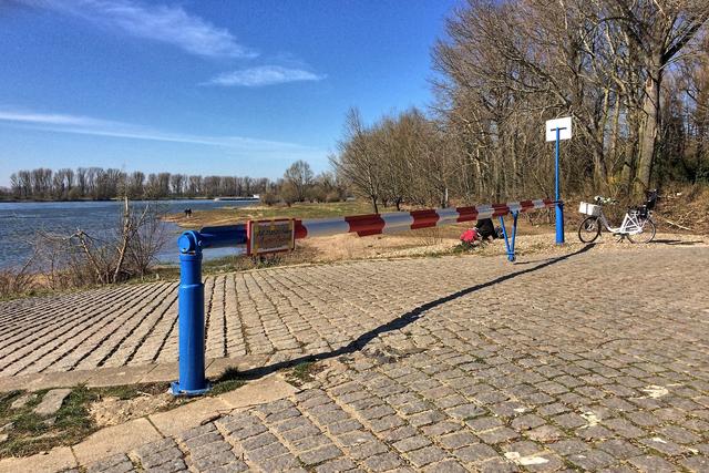 Die Anlegestelle der Fähre nach Zons. Die Fähre hat ihren Betrieb zur Zeit eingestellt. 