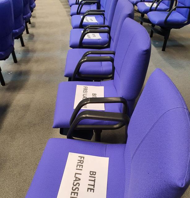 Damit beim Abstandhalten nichts schiefgeht, sind die Sitze im Bundestag präpariert... Foto: Heidenblut