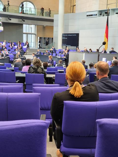 Zwei Plätze Abstand, das ist der Sicherheitsstandard im Plenum.