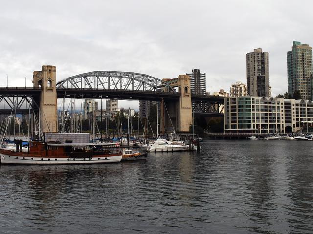 Die Burrard Bridge überspannt den Meeresarm False Creek. | Foto: Michael Köster