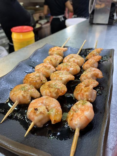 In der Markthalle gibt es Tapas für ganz kleines Geld und die Garnelen-Spieße haben wirklich köstlich geschmeckt.