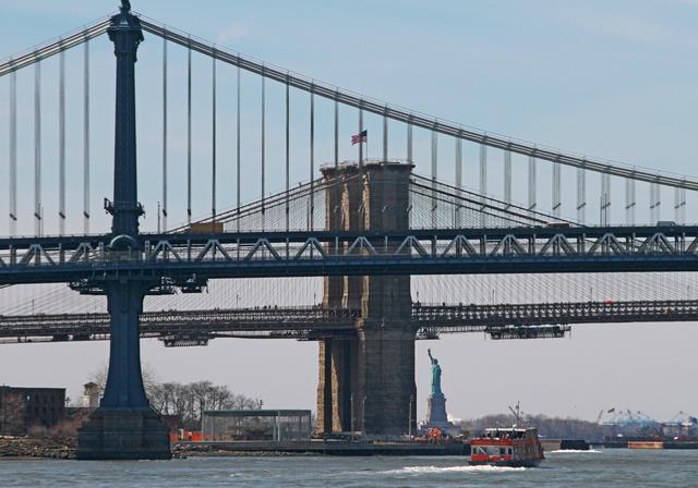 Drei Wahrzeichen in einer Reihe. Manhattan Bridge, Brooklyn Bridge und die Freiheitsstatue.
