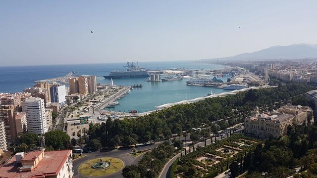 Vom Aussichtspunkt Mirador de Gibralfaro hat man einen einzigartigen Blick über den Hafen von Malaga. Im Kreuzfahrterminal (Bildmitte) ist "Mein Schiff" der Reederei Tui Cruises zu sehen. Die Stadt ist bei Kreuzfahrttouristen sehr beliebt.