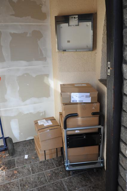 Im Anlieferungsraum stapeln sich Kisten mit Neuerscheinungen für die Auslagen im Ladenlokal. Diese zu verkaufen ist derzeit unmöglich. Petra Dreesen muss die Kosten stemmen.