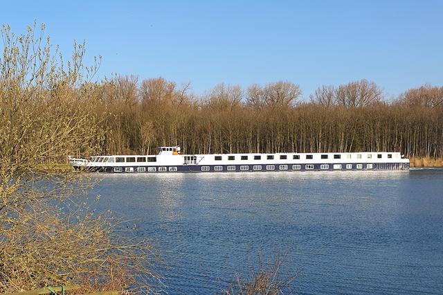 Das Kreuzfahrtschiff Johannes Brahms war auf der Wasserstraße in Richtung Wesel unterwegs.