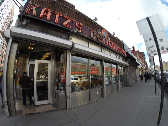 Katz's: Weltberühmte Pastrami-Sandwiches, außerdem wurde hier die legendäre Szene aus „Harry und Sally“ gedreht, in der Meg Ryan im voll besetzten Restaurant Billy Crystal einen Orgasmus vortäuscht.
