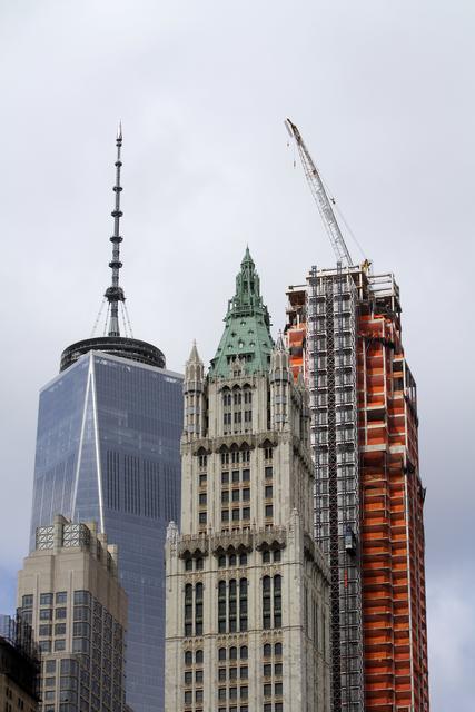 Links das One World Trade Center, vorne das Woolworth Building.