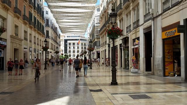 Malagas Haupteinkaufsstraße, die Calle Marqués de Larios, ist durch die gespannten Laken und den hochwertigen Marmorboden weltbekannt.