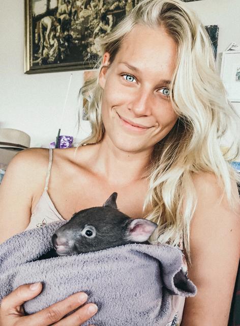 Farina Witt mit einem jungen Wombat.